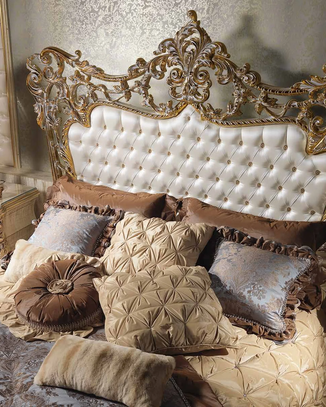 Aida Bedside Table AD002, Cappelletti Aida collection, classic Italian bedside table in a classic bedroom setting, photo 4 of 4