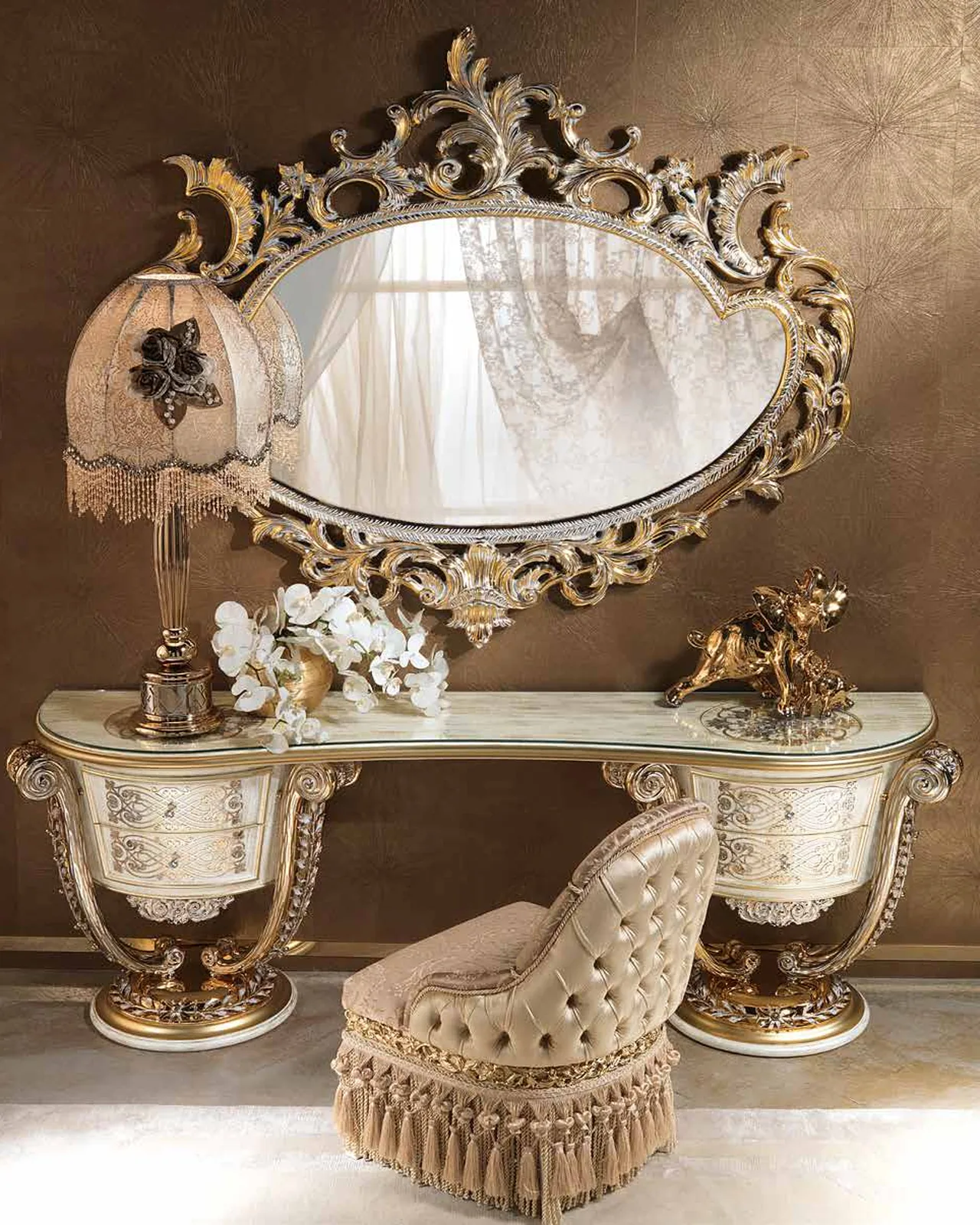 Specchio Aida in metallo AD004, collezione Aida di Cappelletti, specchio classico italiano in una camera da letto classica, foto 5 di 6