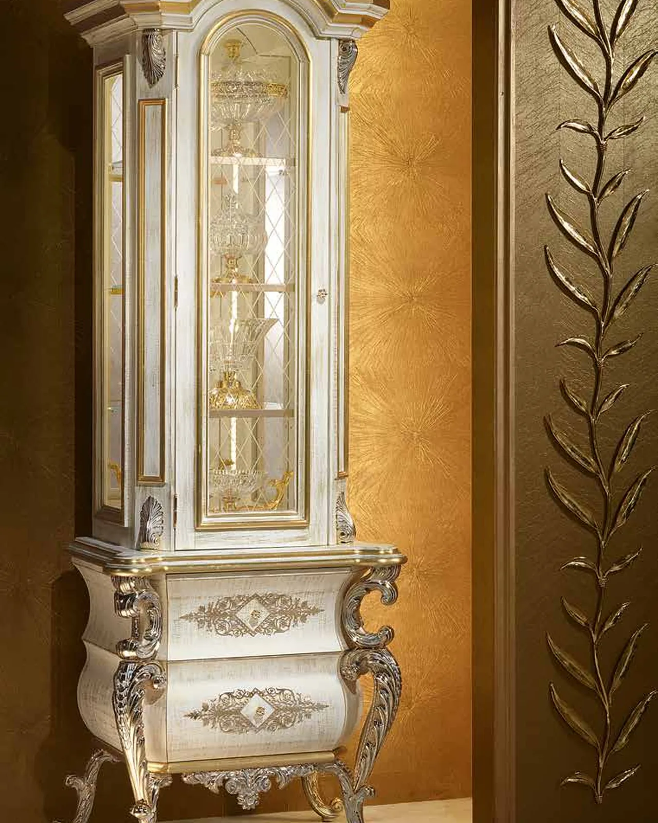 Aida One-Door Showcase AD017, Cappelletti Aida collection, classic Italian display cabinet in a classic living room setting, photo 1 of 6