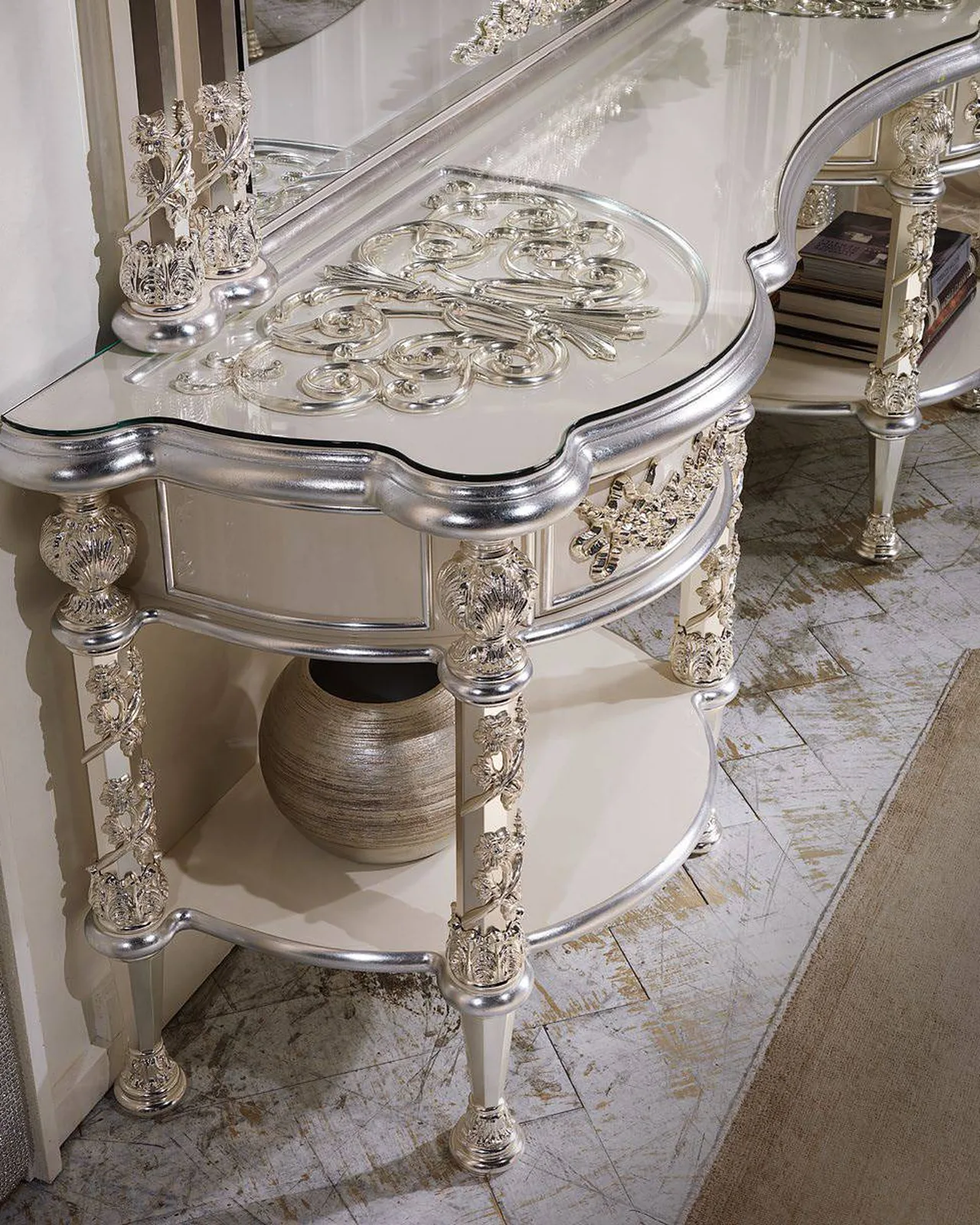 Royal Dressing Table RY103, Cappelletti Royal collection, classic Italian dressing table in a classic bedroom setting, photo 1 of 2