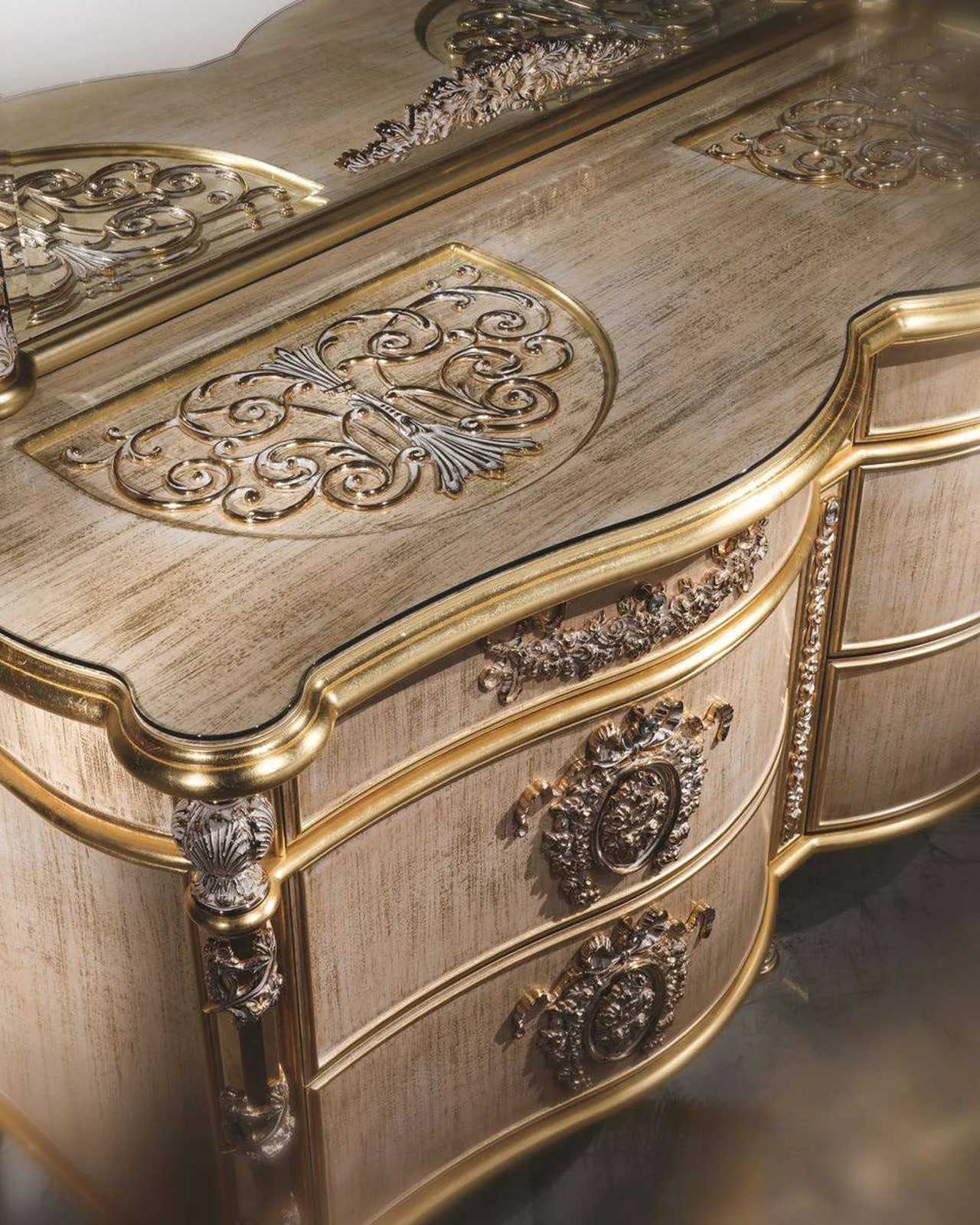 Royal Mirror RY050, Cappelletti Royal collection, classic Italian mirror in a classic dining room setting, photo 1 of 4