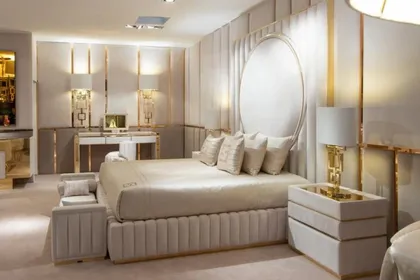 Realizzato da maestri artigiani italiani, questo design contemporaneo si distingue per l'uso di materiali di lusso e per la cura dei dettagli